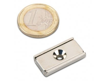 Neodymový magnet hranol 20×13.5×5 mm v oceľovom púzdre, N38, ponikelovaný, priehlbina pre skrutku