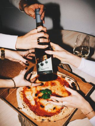 Co nikdy nezklame? 🍕 a 🍷. Pizza a víno jsou dobrý nápad vždycky, ať jste ve dvou, s partou nebo si děláte hezký večer sami...