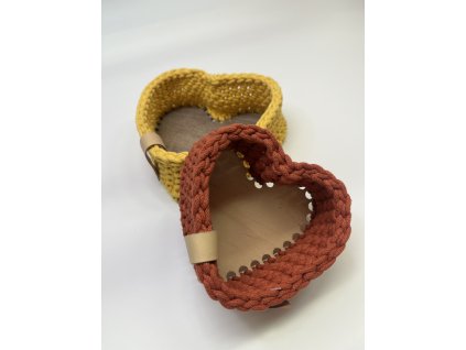Pletený košík ve tvaru srdce - skořicový