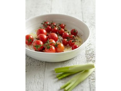 Sophie Conran pecici misa bez okraje white ceramic round roasting dish with oiled toms web optimised