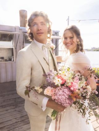 Béžový svatební oblek 🤍.. Skvělá volba na letní svatbu venku ☀️.. A takto vypadá ten náš. Co na něj říkáte? 🥰...