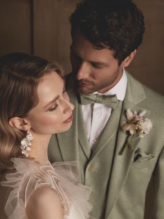 Světle zelený/eukalyptový oblek se dokonale hodí na krásné české svatby na statcích a podobně ..Co na něj říkáte? K...