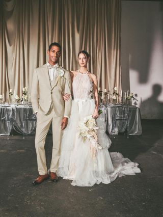 Náš béžový oblek, který má šmrnc ✨.. Světlé obleky jsou skvělou volbou letních svateb 👰🏼‍♀️🤵🏻.. A mezi naše světlé nepatří...