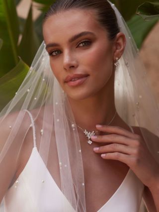 Se závojem a bez 🤍.. Perličkový závoj je dokonalým doplňkem k hladkým šatům ✨ #svatebnisalonagnes #svatebnisaty...