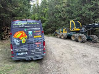 🌲 Servis přímo v terénu! 🔧 Když technika stojí, práce stojí s ní. Proto náš servis vyráží za zákazníky přímo do lesa. 💪...