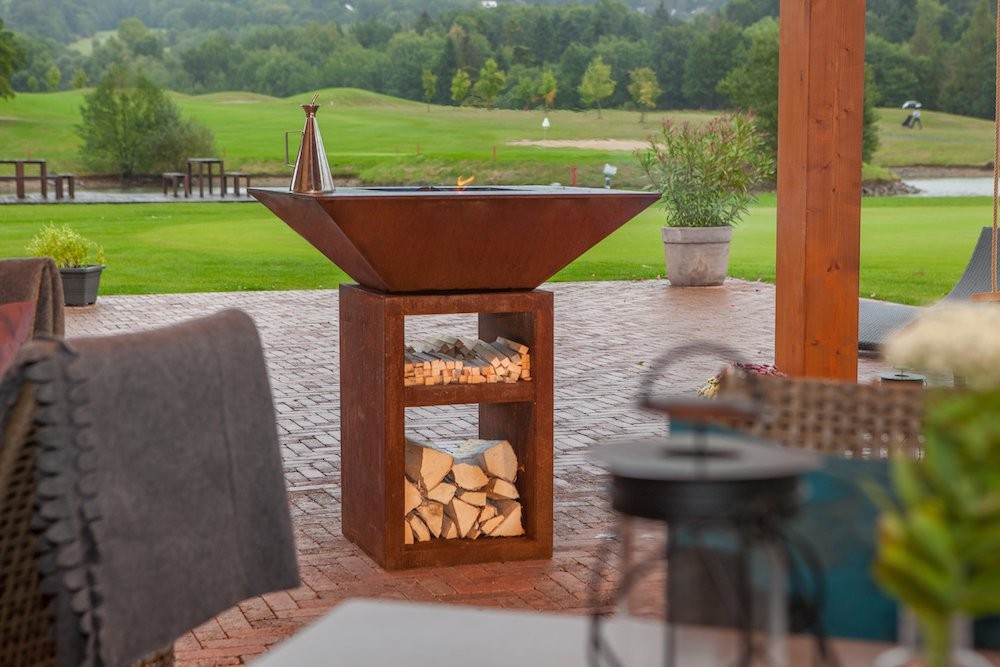 Seznamte se s elegantním grilem Vulcanus, který vypadá jako venkovní ohniště