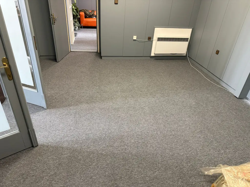 Pokládka koberců kancelář Kolín - foto 1