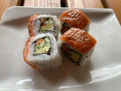 lososovy tataracek okurek avokado