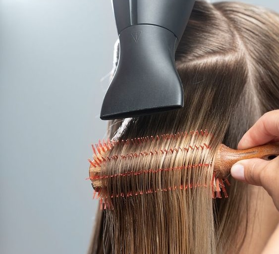 Jak vlasy správně foukat?