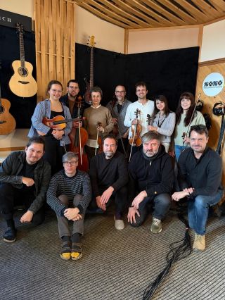 Poslední den ve studiu! Zakončili jsme ho elegantně se smyčcařema! Díky všem!!🤝👏 #pesacirocknrollu #novealbum @sonorecords