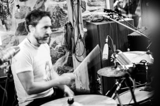 Momentky ze studia 2/5 Lukášem Kadeřábkem zachycené okamžiky minulosti, jak vytváříme album, které si budete moci...