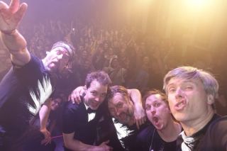 Naše dačická premiéra. Děkujeme! Dnes budeme mít sladké (a kostkové) sny. Dobrou! #pesacirocknrollu #dacice #tour2026