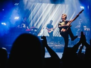 Příští týden pokračuje naše Tour2026 v Plzni!! Ve čtvrtek 2.4. zahrajeme v @serikovka_plzen a už se moc těšíme!! Minule to...