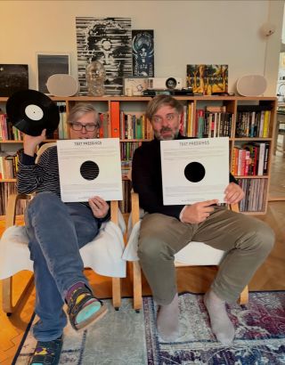 Testovací výlisky V původním snění dorazily na Hanspaulku! Kontrolní poslech neodhalil žádné závady a výrobě LP již nic...