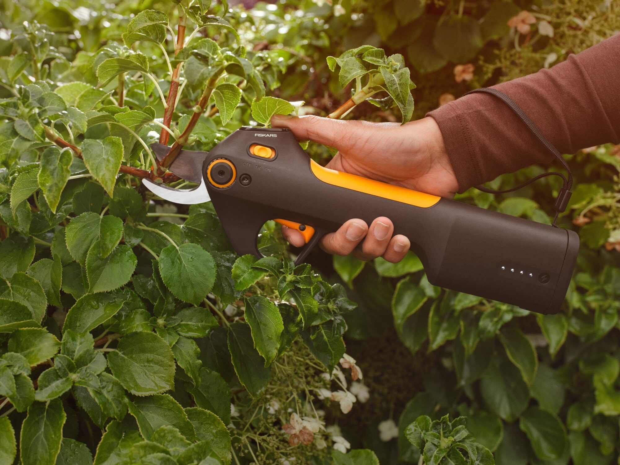 Aku nůžky na větve Fiskars ePruner M 1082297