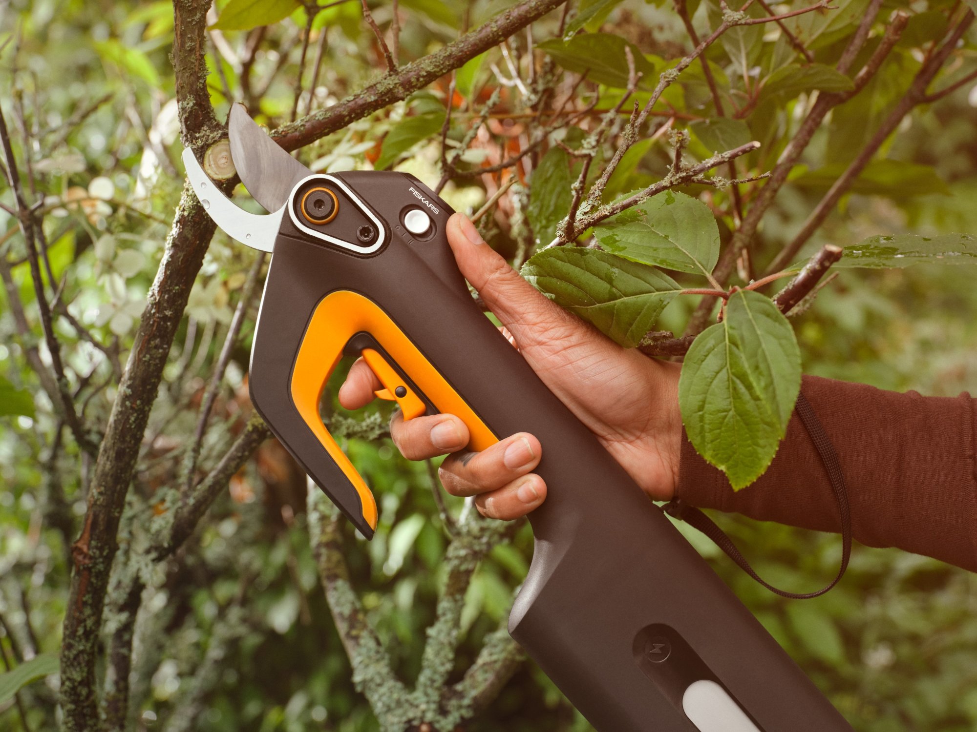 Aku nůžky na větve Fiskars ePruner L 1082298