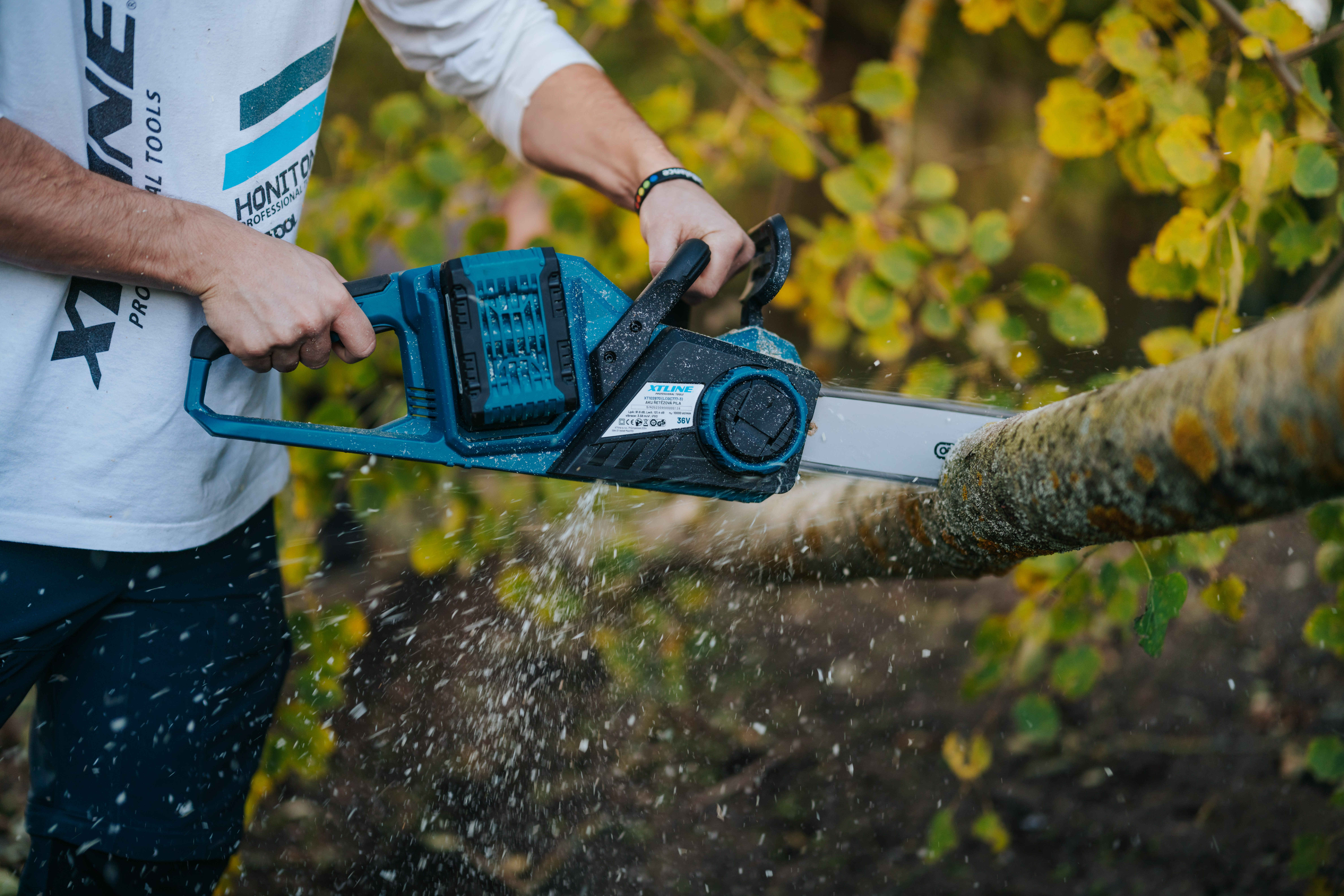 XTLINE 36V bezuhlíková řetězová pila při práci