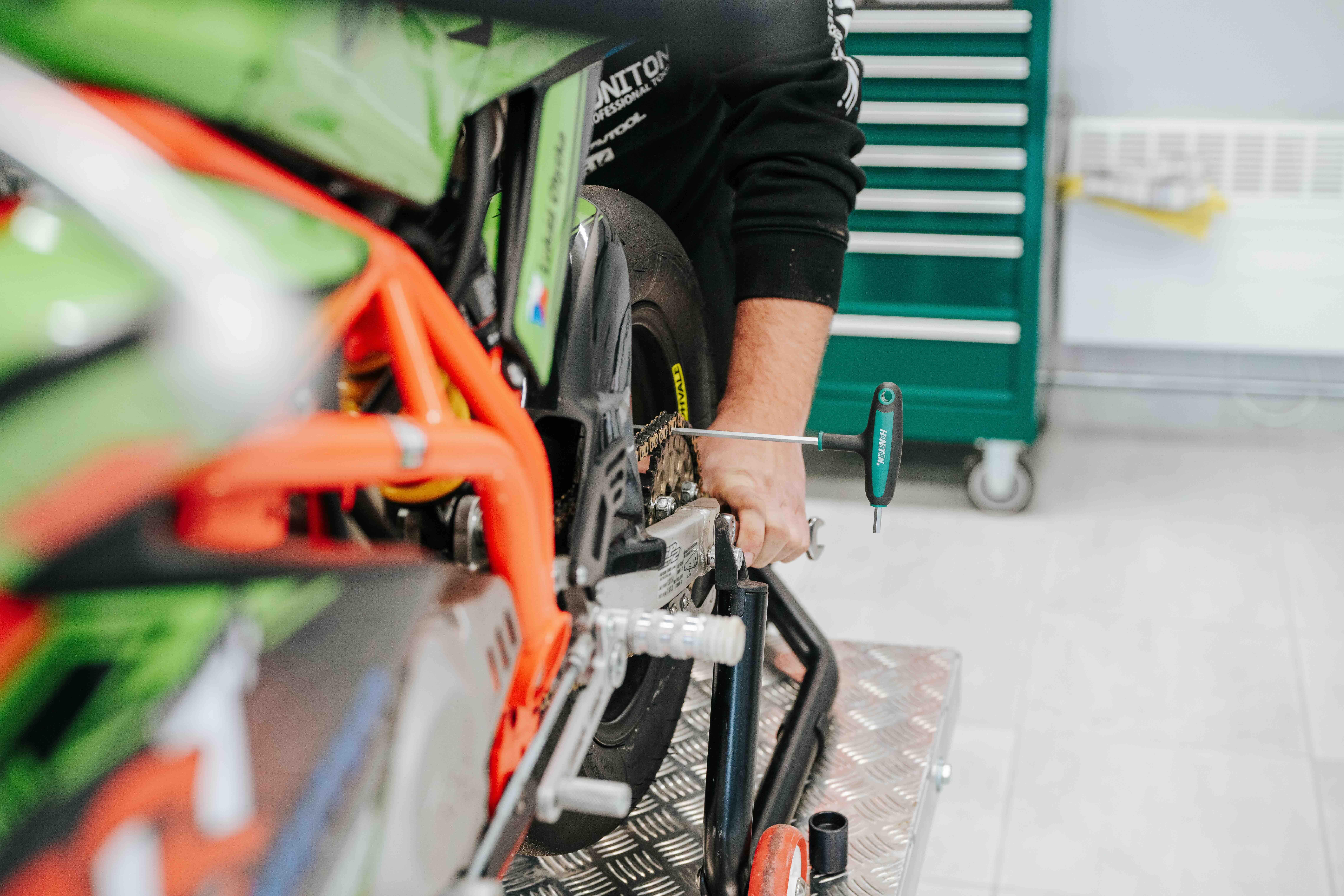 T šroubovák HONITON při servisu motocyklu