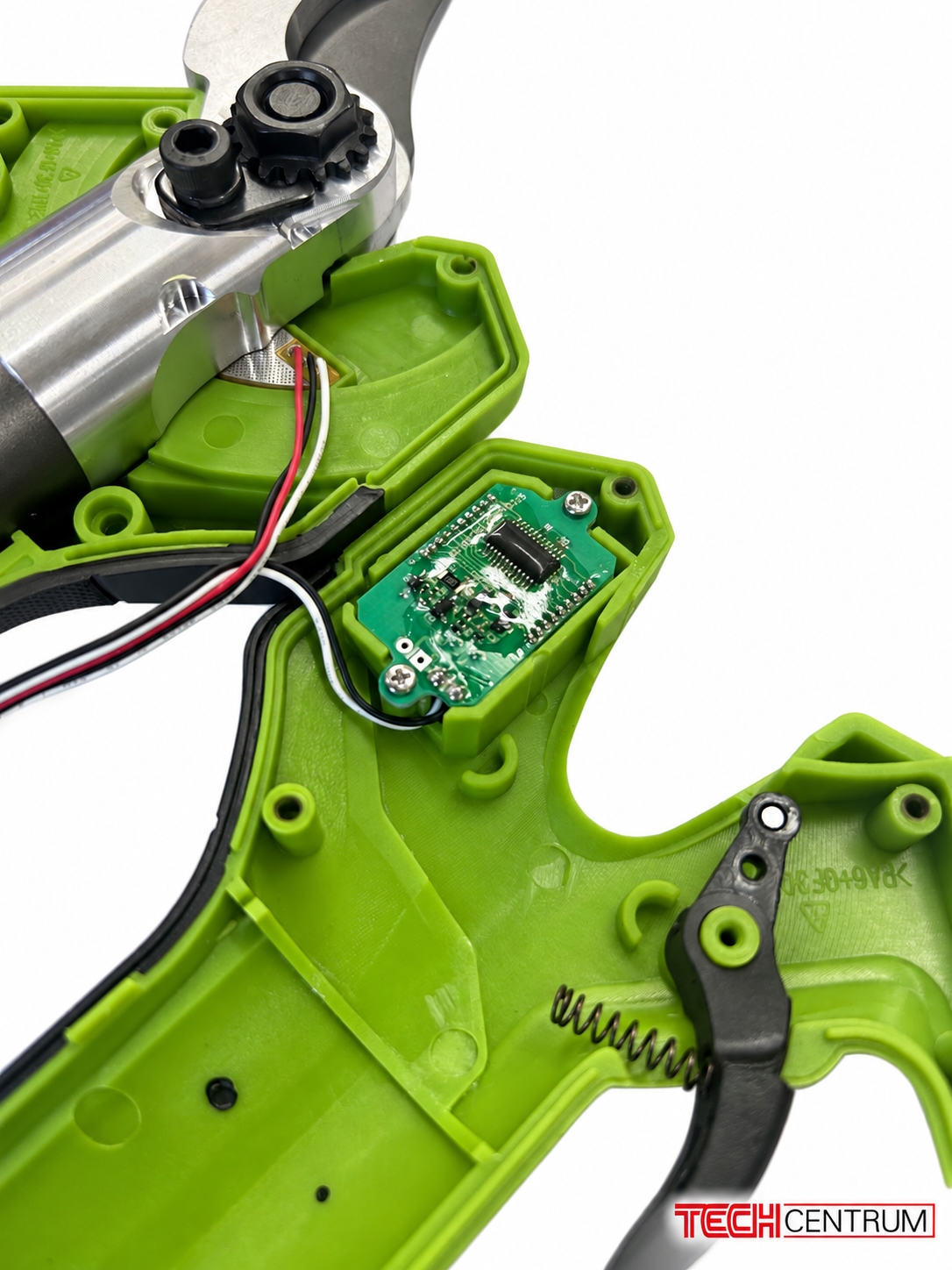 Detail elektroniky, kabeláže a spouště aku nůžek Procraft ES32Li