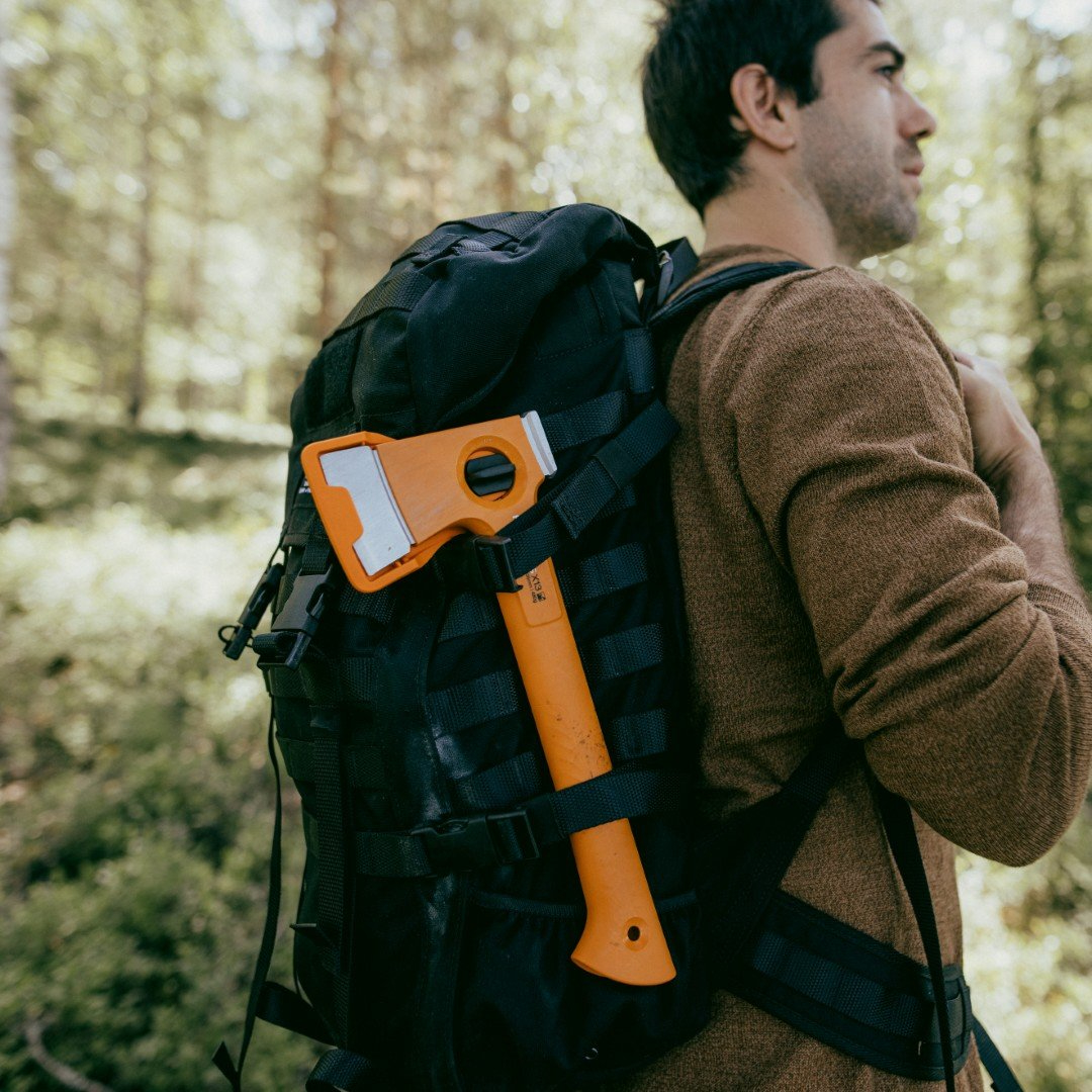 Turistická sekera Fiskars upevněná na batohu