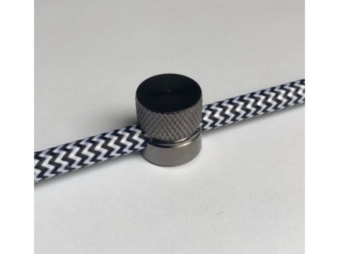 metalická černá