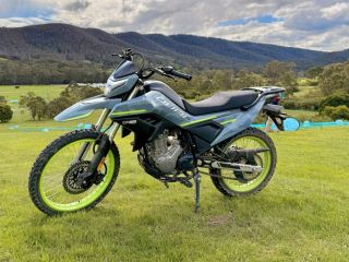 Vyzkoušeli jsme a nečekejte žádný brutální test v terénu. Je to jednoduchý: novinka CFMOTO 250 Dual Sport. Cenovka by měla...
