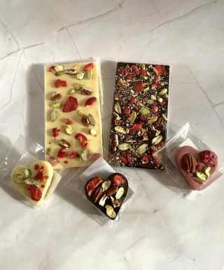 Na naší práci nás baví, když má konkrétní přesah. Tyto čokolády 🍫vyrábí @1.valasskadilna, která zaměstnává přes 60 lidí, z...