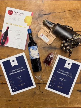 Téměř vůbec se oceněním ze soutěží nechlubíme. Obecně vína na soutěže dáváme zřídka. Ale máme pár vybraných, na kterých se...