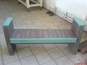 02 fd. Hranolová lavička s lakťovými opierkami