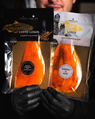 Dnes si dáme duel dvou uzených lososů! 🐟🔥 👉 Červený kampotský pepř @pepper.field_czsk 👉 Whiskey & Pepř Který je váš...