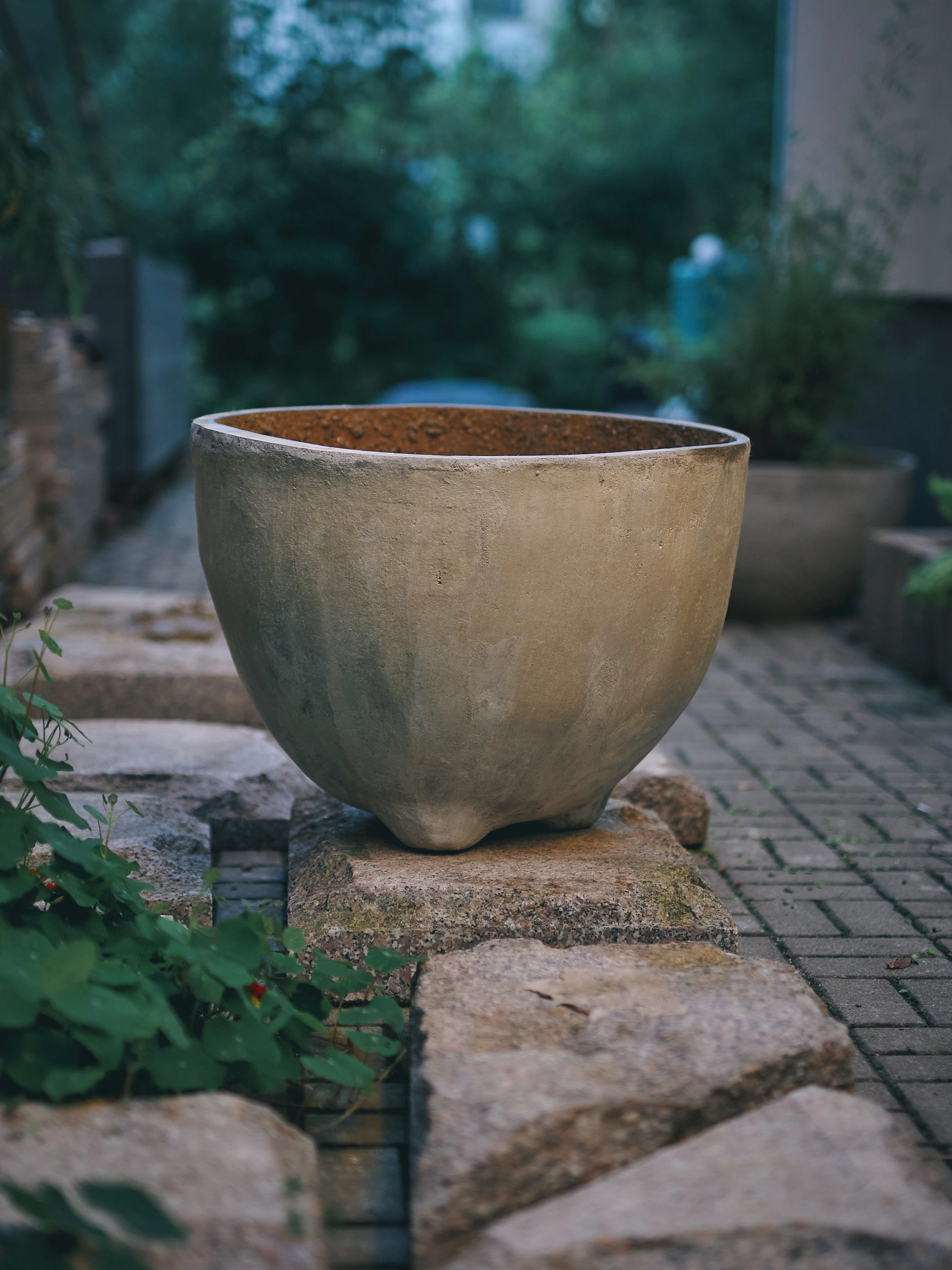 Betonový květináč tuun v zahradě