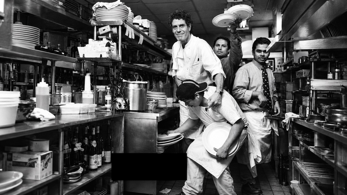 Anthony Bourdain v profesionální kuchyni s kuchařským týmem