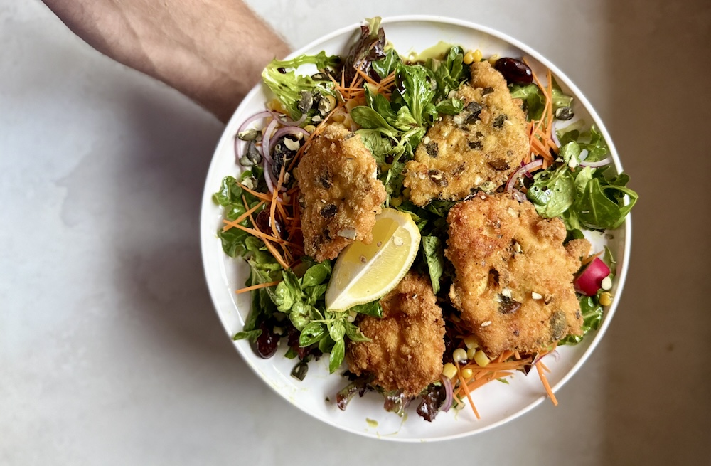 Steirischer Backhendlsalat - letní verze s kuřecími řízky
