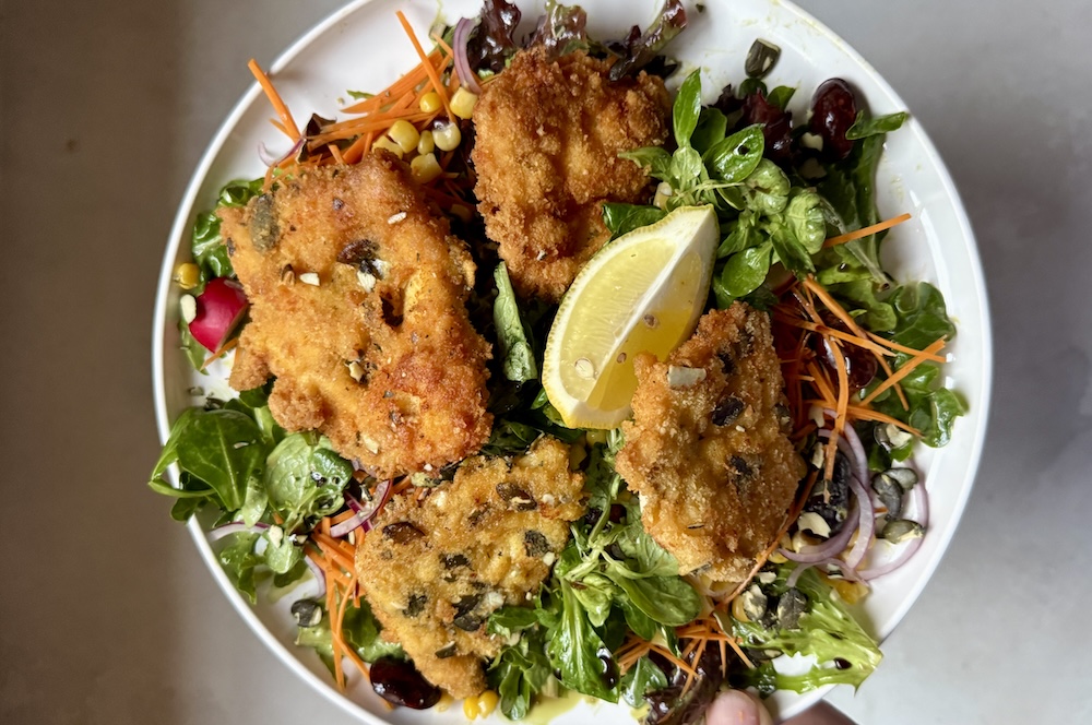 Hotový Steirischer Backhendlsalat s fazolemi a čerstvou zeleninou