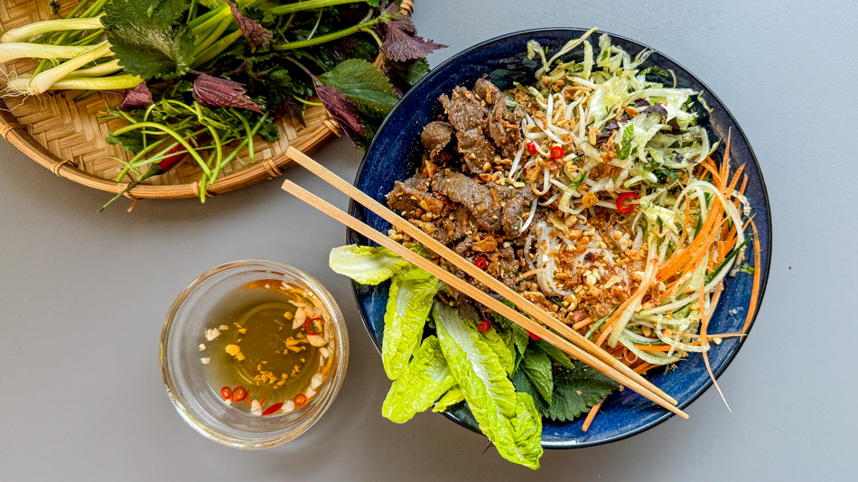 Bún bò Nam Bộ - vietnamské hovězí nudle s bylinkami