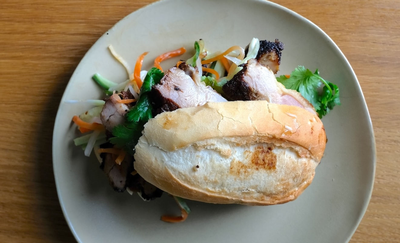 Banh mi - hotový vietnamský sendvič s kuřetem, pohled shora