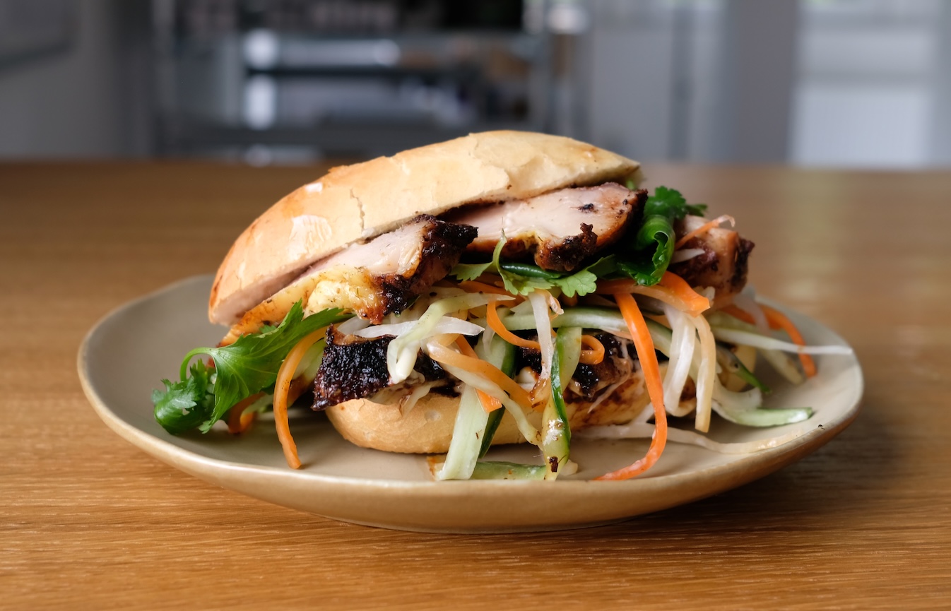 Banh mi - rozkrojený napůl, vrstvy v průřezu z boku
