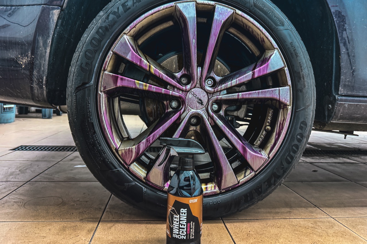 Fialový efekt čističe Gyeon Iron WheelCleaner