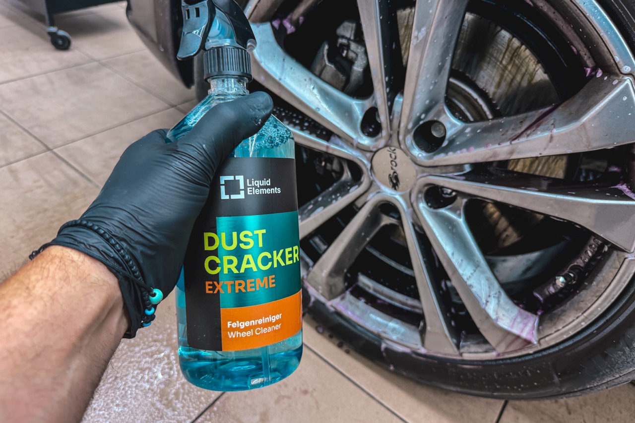 Liquid Elements Dust Cracker Extreme při čištění disku