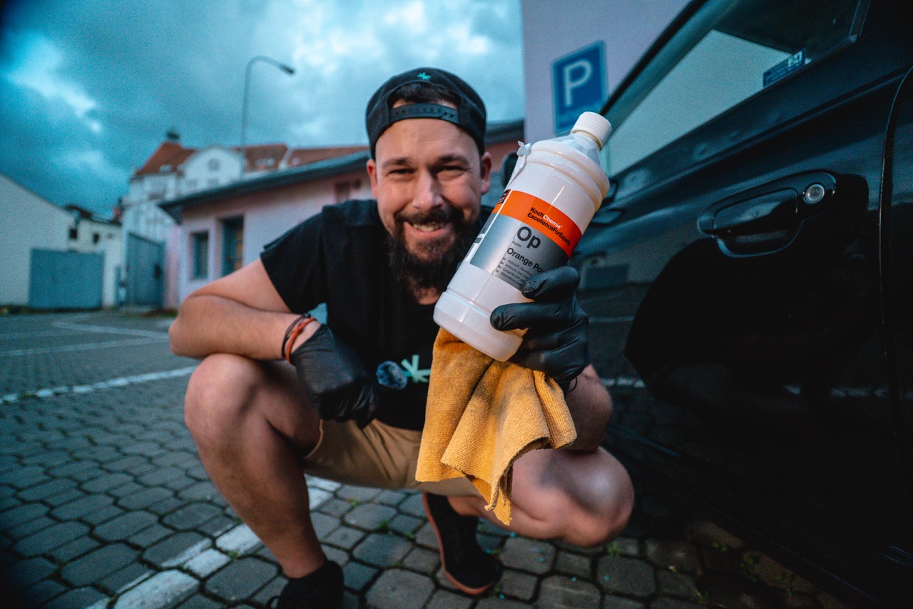 Koch Chemie Orange Power při odstraňování lepidla
