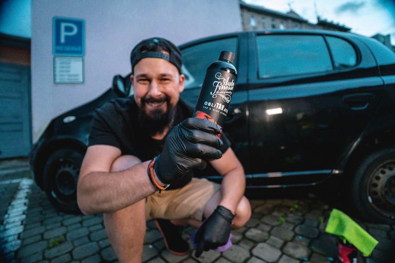 Auto Finesse Oblitarate při odstraňování odolného lepidla