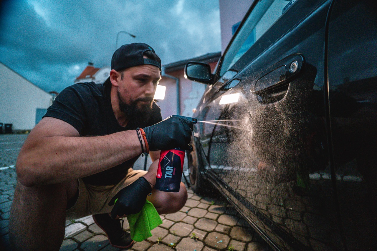 GYEON Q2M Tar při odstraňování lepidla z laku