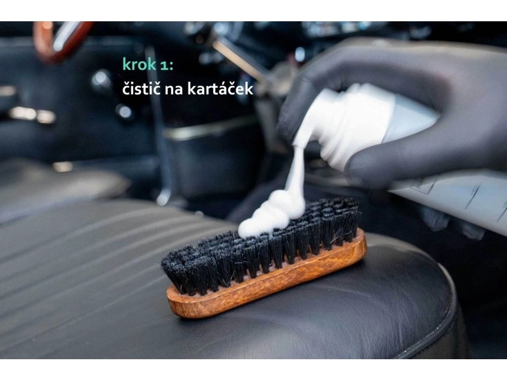 Čištění kožené sedačky jemným kartáčkem