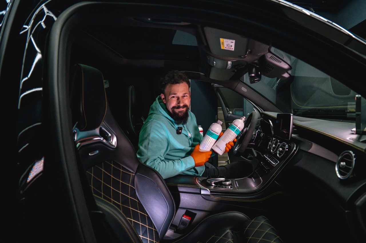 Detail perforované kůže po čištění a ošetření