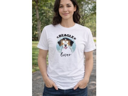 Mladá žena s tričkem Beagle lover