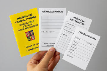 Vše, co potřebujete vědět o průkazech: Očkovací, zdravotní, potravinářský i mezinárodní