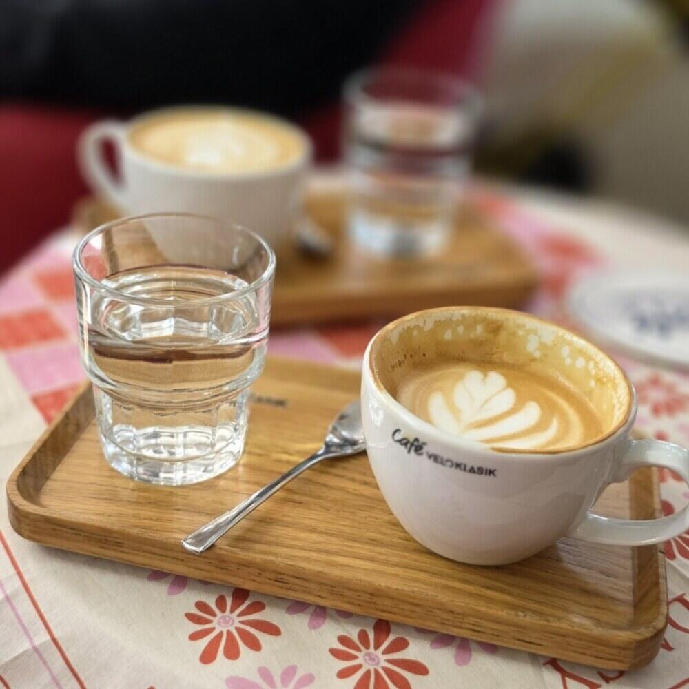 Cappuccino a sklenice vody ve Veloklasiku