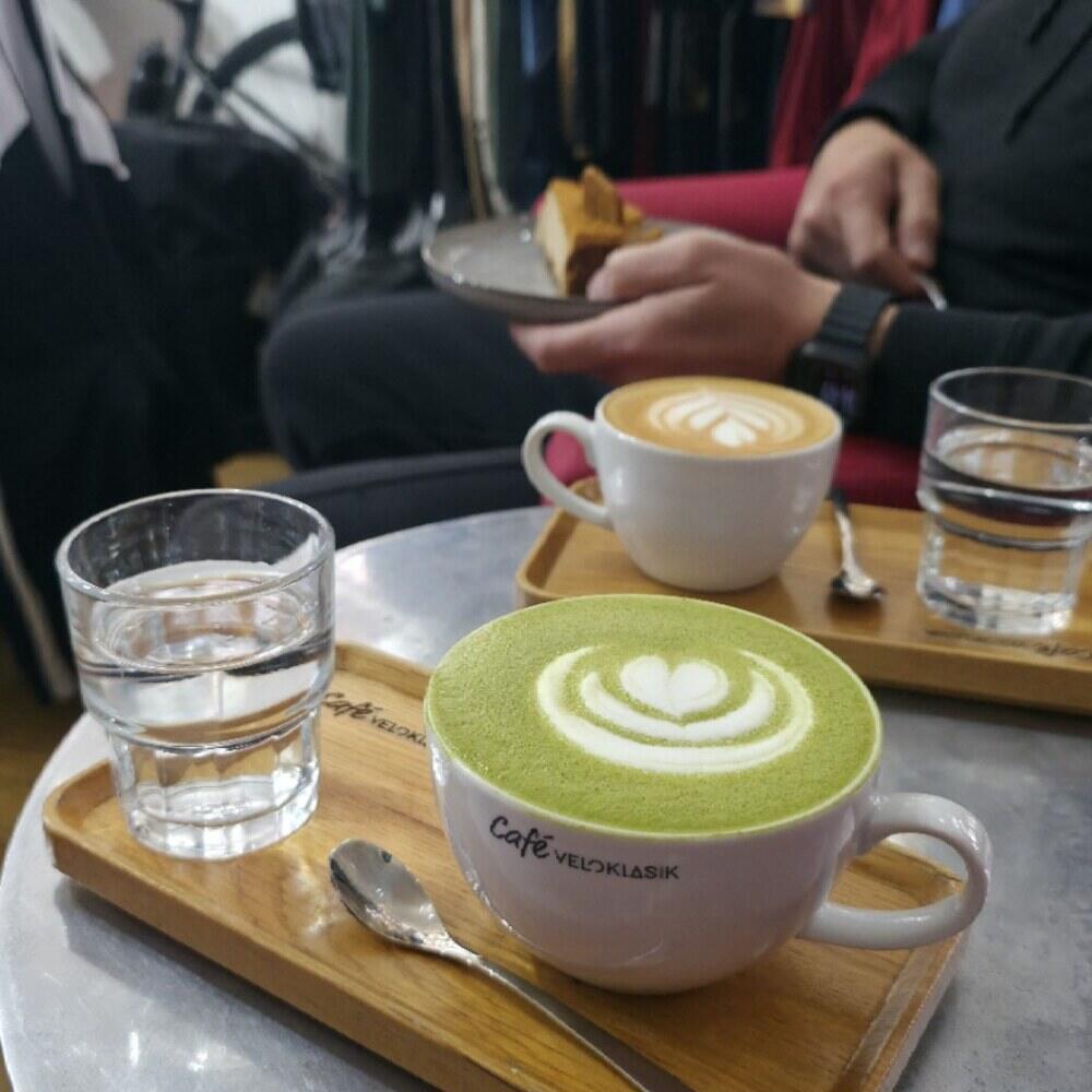 Zelená matcha a cappuccino ve Veloklasiku