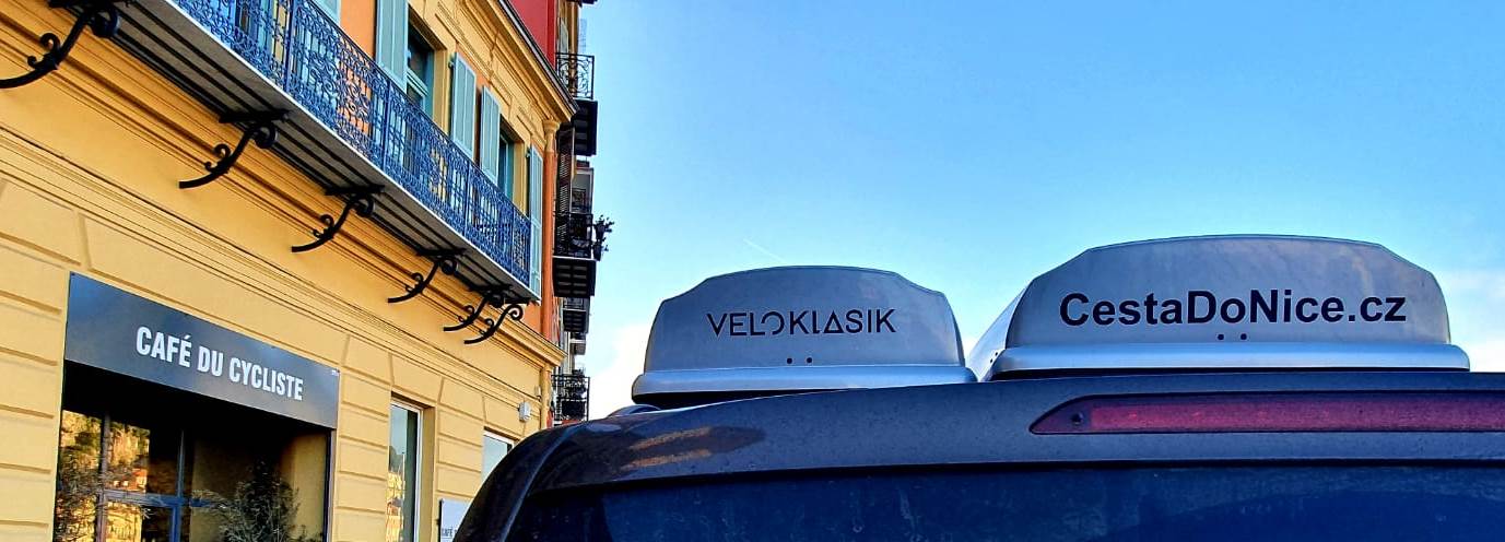 Vůz Veloklasiku před Café du Cycliste během cesty do Nice