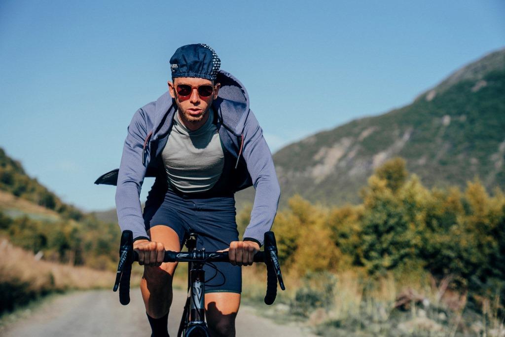 Cyklista v gravelovém oblečení Café du Cycliste v horách